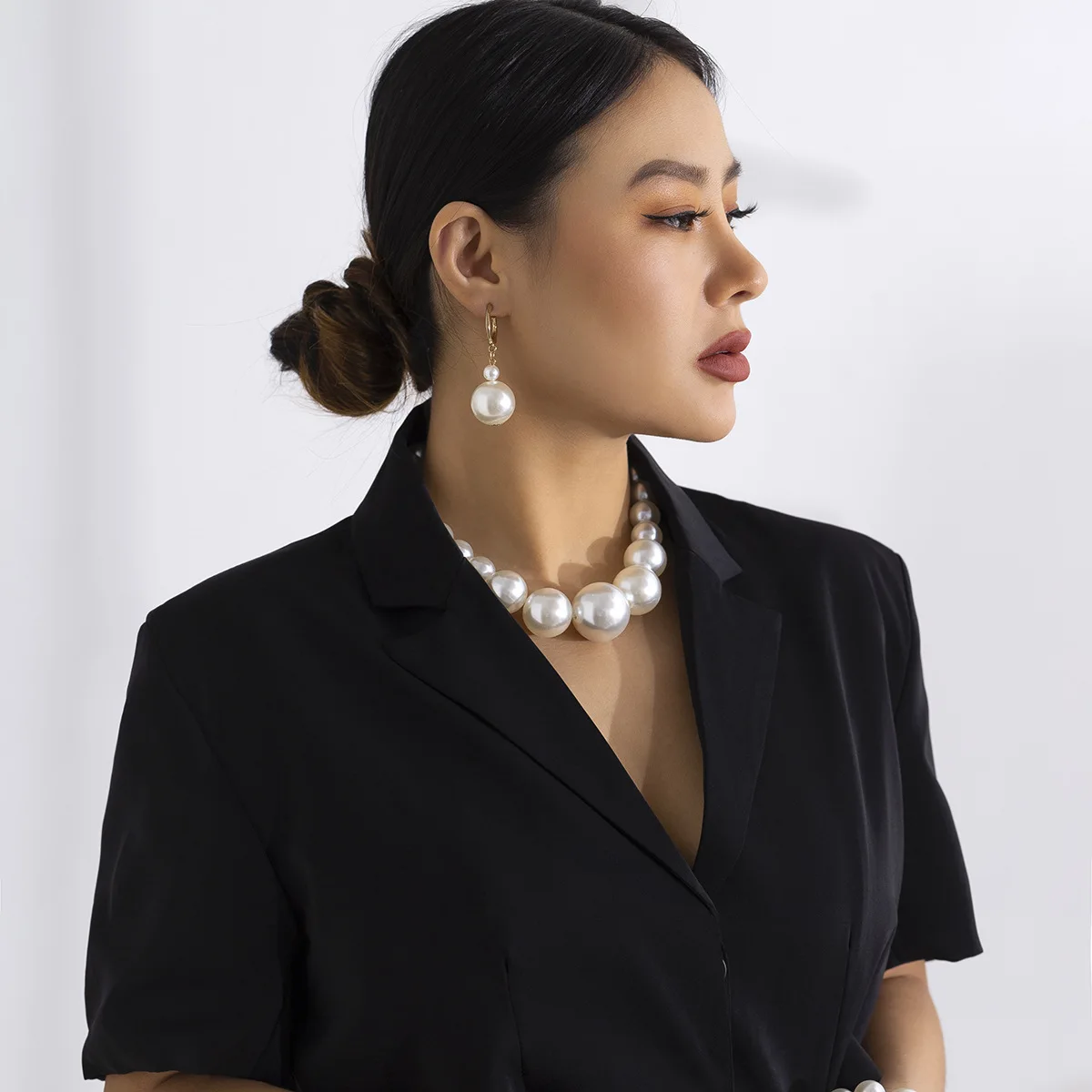 Exaggerated ethnic niche imitation pearl high-cold retro beaded chain necklace necklace set
Exaggerated ethnic niche imitation pearl high-cold retro beaded chain necklace necklace set