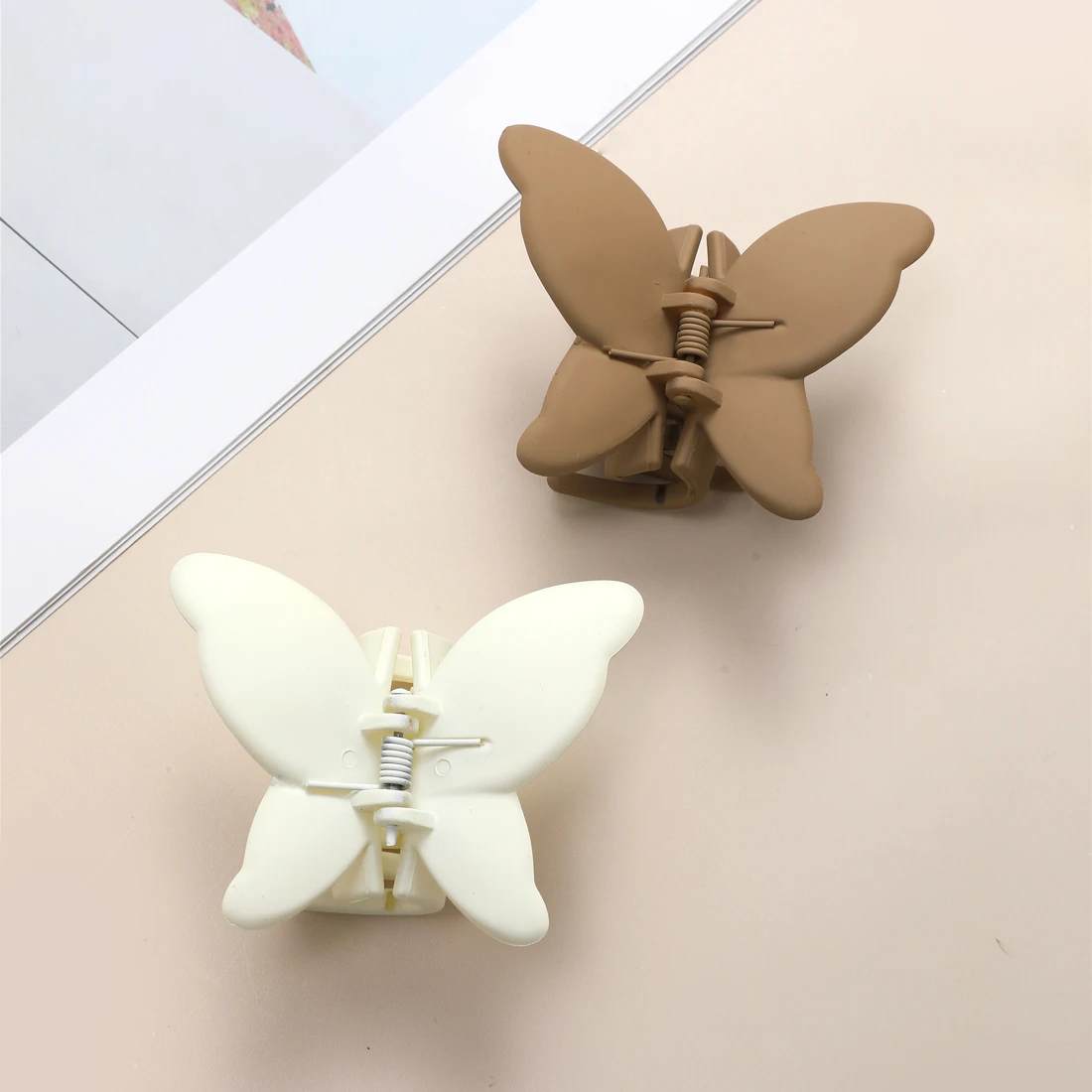 Ins Large Shark Clip, Simple Flower Butterfly Square, Back of The Head, Disc-shaped Hair Accessory, High-end Hair Clip, Female
Ins Large Shark Clip, Simple Flower Butterfly Square, Back of The Head, Disc-shaped Hair Accessory, High-end Hair Clip, Female