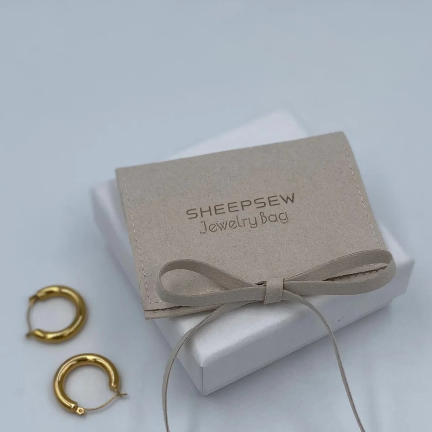 Персонализированная фиолетовая шкатулка для драгоценностей из 20 шт. с мешочком из микрофибры: набор упаковки с логотипом
Персонализированная фиолетовая шкатулка для драгоценностей из 20 шт. с мешочком из микрофибры: набор упаковки с логотипом