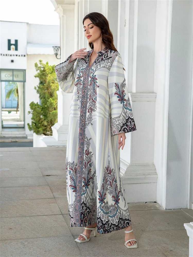 Middle Eastern Muslim Women's Long Robe Embroidered Fabric Printed Diamond-encrusted Women's Long Dress
Middle Eastern Muslim Women's Long Robe Embroidered Fabric Printed Diamond-encrusted Women's Long Dress