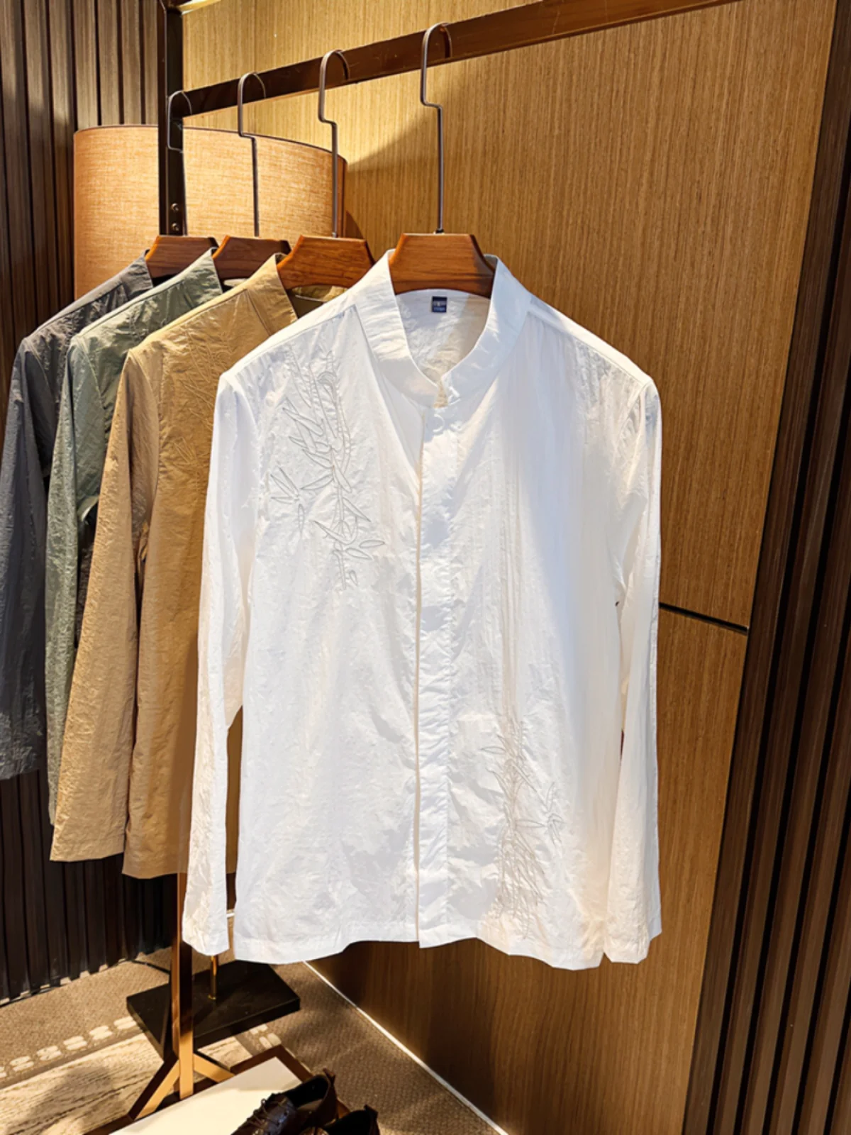 Новый китайский мужской высококачественный воротник-стойка с вышивкой, чистый цвет, универсальная защита от солнца, приятная для кожи латта на лето...
Новый китайский мужской высококачественный воротник-стойка с вышивкой, чистый цвет, универсальная защита от солнца, приятная для кожи латта на лето...