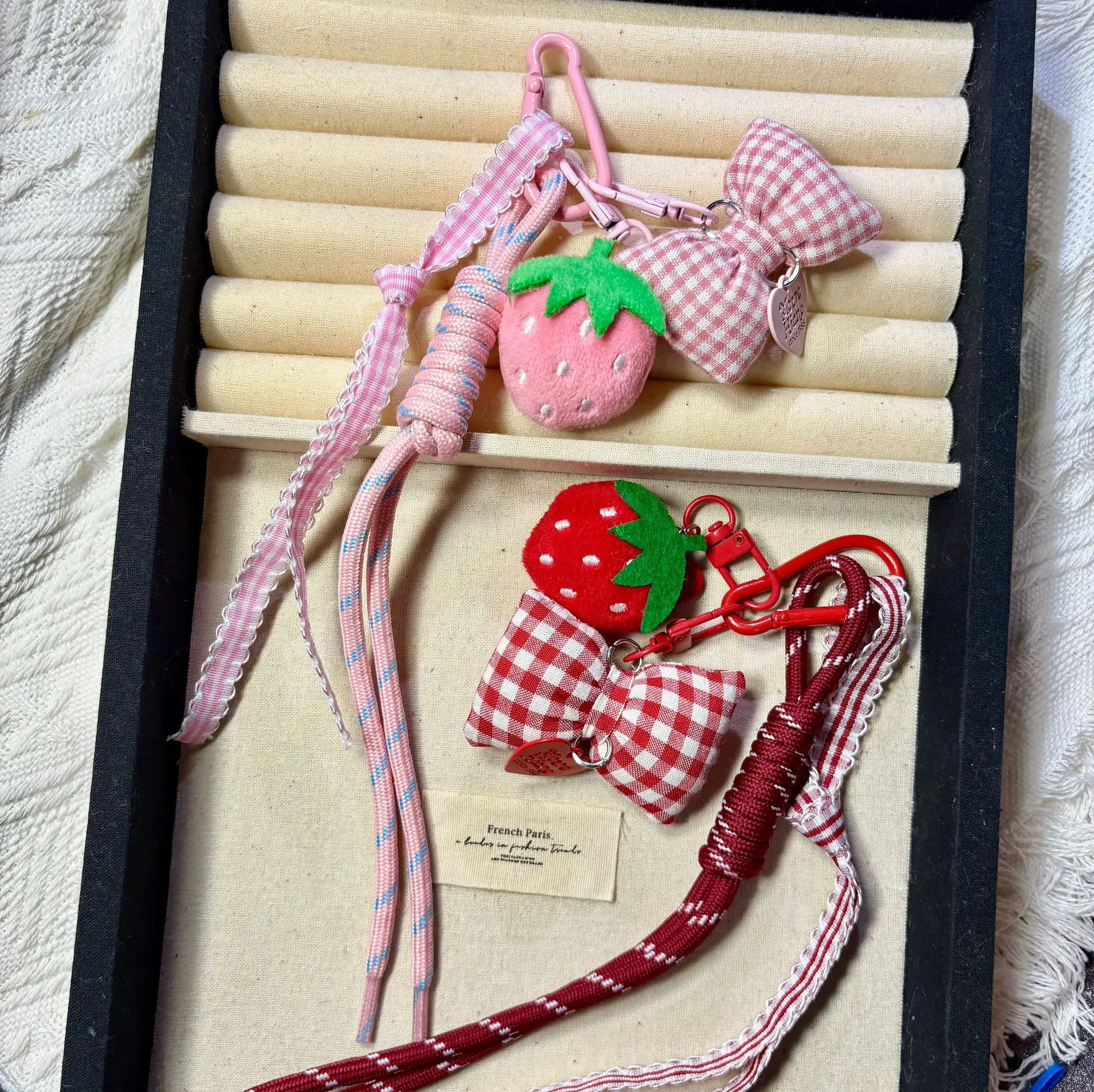 Ins плюшевая подвеска в виде клубники, подвески для телефона, подвеска с сеткой и бантом, универсальный короткий ремешок для мобильного телефона с зажимом
Ins плюшевая подвеска в виде клубники, подвески для телефона, подвеска с сеткой и бантом, универсальный короткий ремешок для мобильного телефона с зажимом