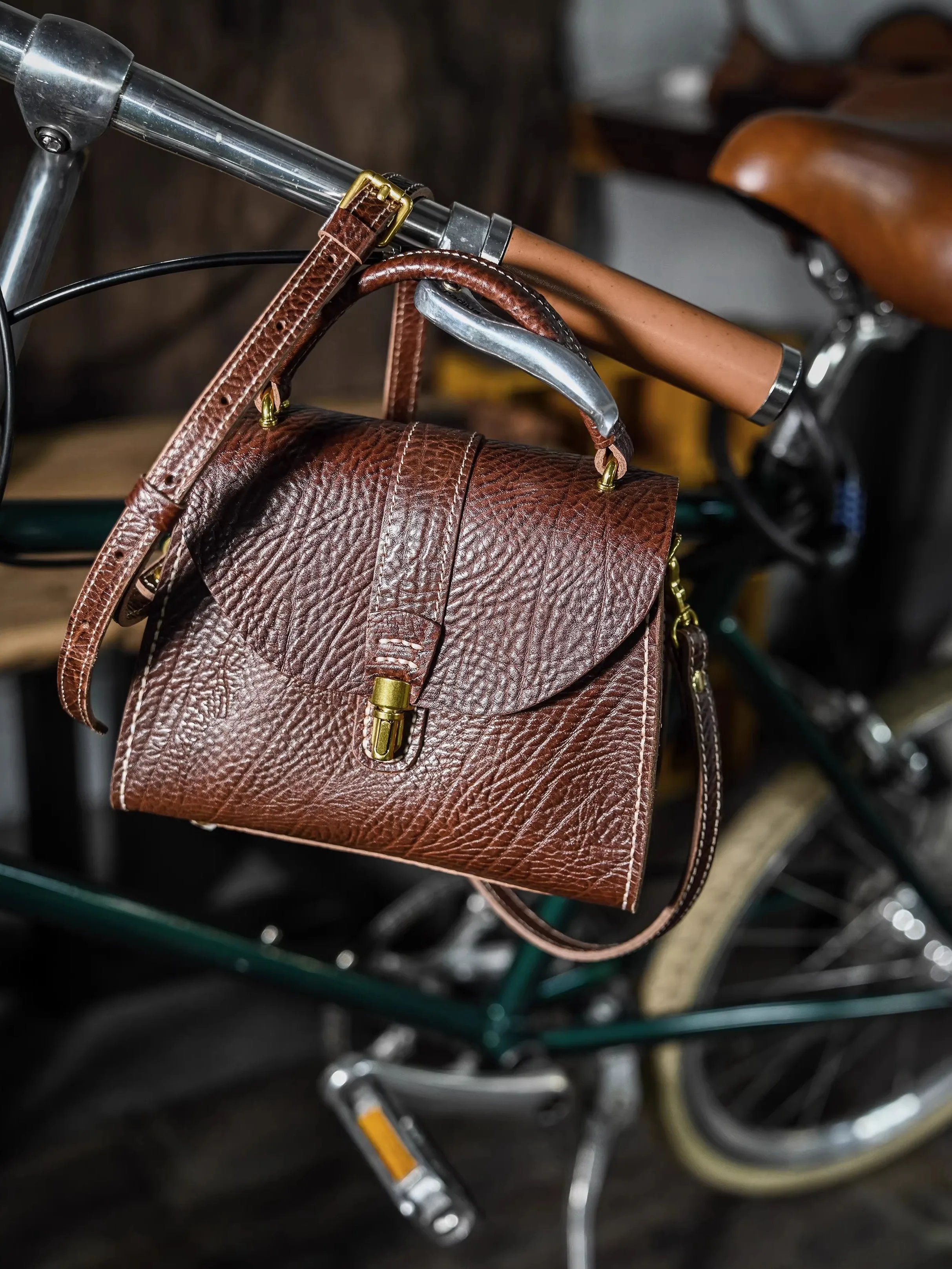 Модная повседневная дизайнерская женская сумка ручной работы из натуральной кожи, винтажная роскошная сумка через плечо из натуральной кожи первого слоя
Модная повседневная дизайнерская женская сумка ручной работы из натуральной кожи, винтажная роскошная сумка через плечо из натуральной кожи первого слоя