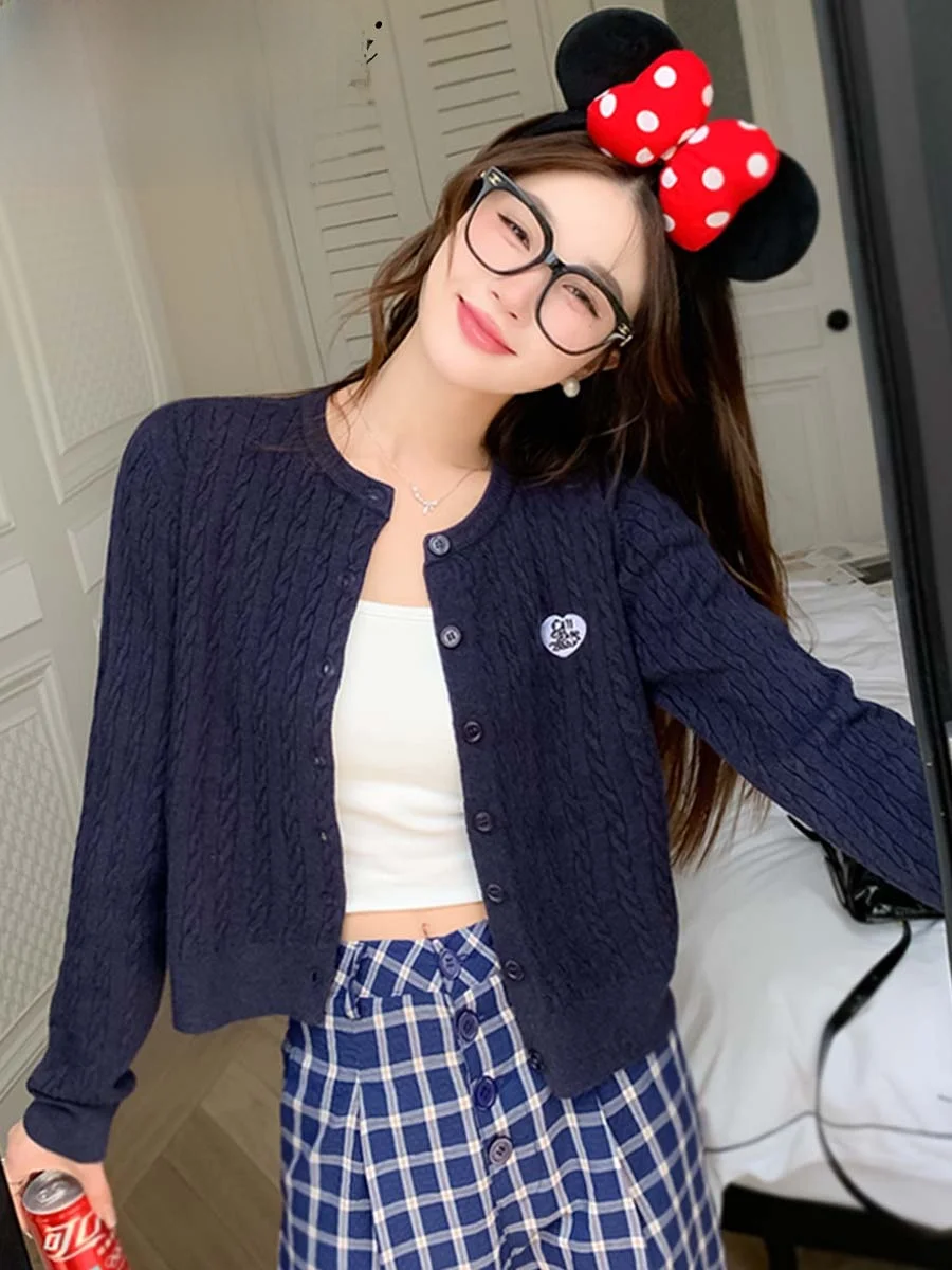 Early Autumn Women's Knitted Sweater Cardigan Embroidered Loose Fit Long Sleeve round Neck Short Style Korean Style Top
Early Autumn Women's Knitted Sweater Cardigan Embroidered Loose Fit Long Sleeve round Neck Short Style Korean Style Top