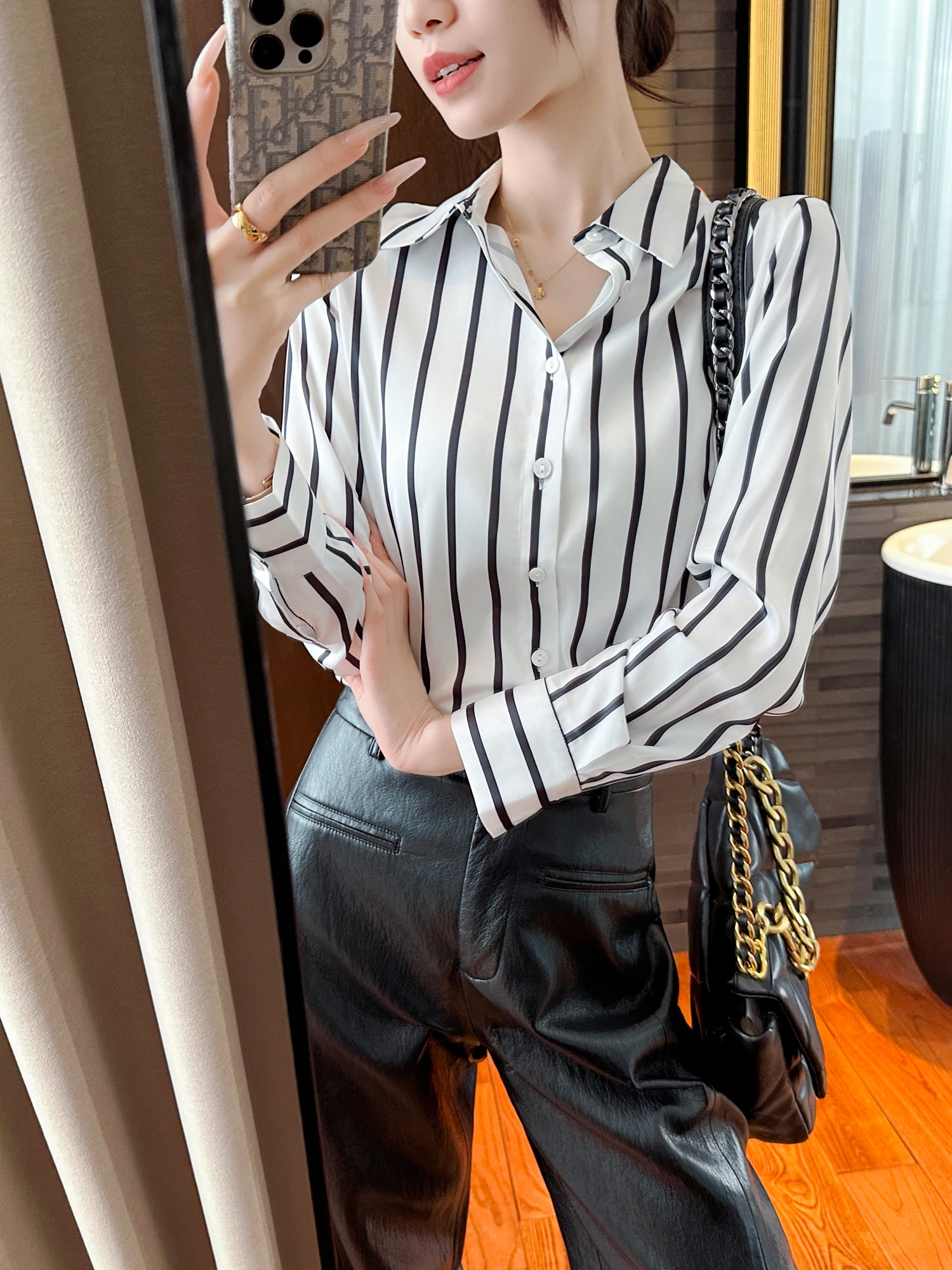 You See Modern Retro Striped irt Silk Satin Surface Proced Flip Collar Slimming Long Sve Women's Faion Spring irt
You See Modern Retro Striped irt Silk Satin Surface Proced Flip Collar Slimming Long Sve Women's Faion Spring irt