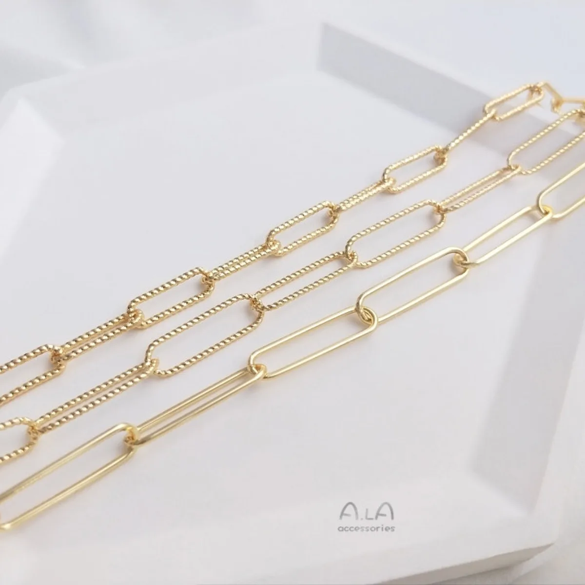 14K Gold-plated Hand-welded Chain Slender O Chain Light Luxury Simple Wind Loose Chain DIY Jewelry Bracelet Necklace
14K Gold-plated Hand-welded Chain Slender O Chain Light Luxury Simple Wind Loose Chain DIY Jewelry Bracelet Necklace