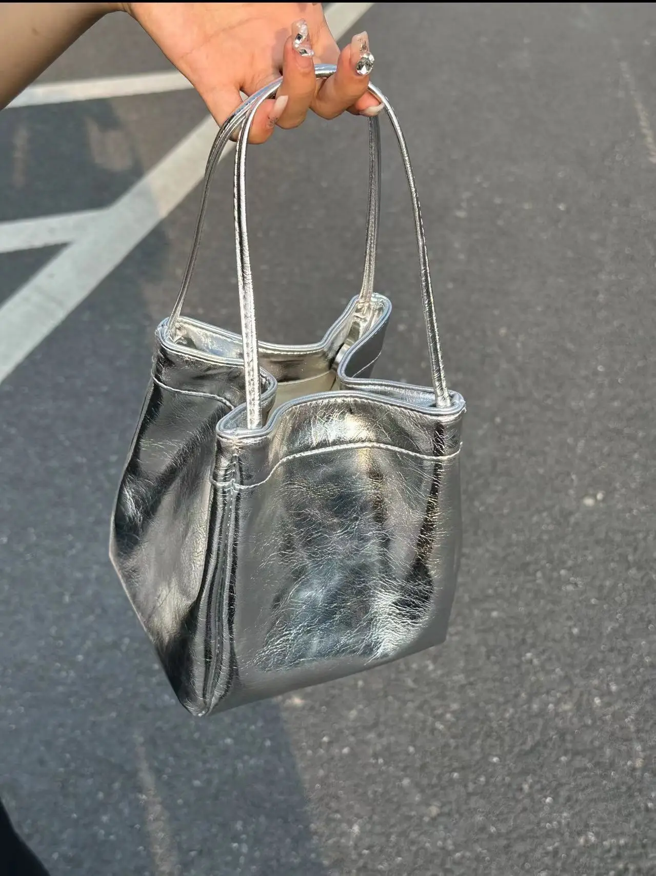 Silver Bucket Bag Women's Handbag Summer Small Square Bag Handheld PU Leather Korean Style Fashionable Everyday Bag
Silver Bucket Bag Women's Handbag Summer Small Square Bag Handheld PU Leather Korean Style Fashionable Everyday Bag