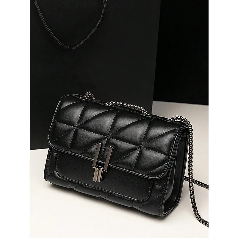 Fashionable, Minimalist, Casual, Mini Square Bag Quilted Chain Flap Classic Quilted Detail Square Bag
Fashionable, Minimalist, Casual, Mini Square Bag Quilted Chain Flap Classic Quilted Detail Square Bag