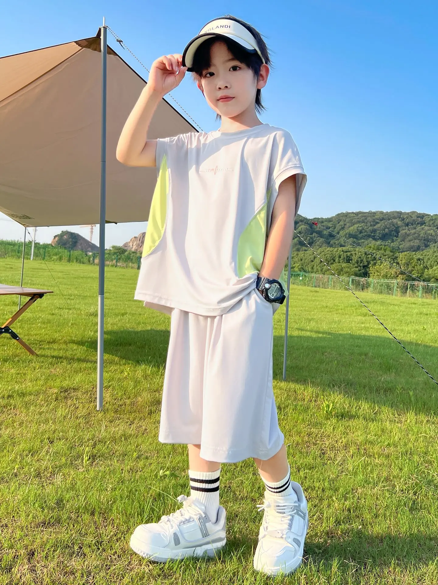 Boys' Quick Drying Sports Suit New Children's Basketball Suit Thin Color Blocked Short Sleeved Top Loose Shorts Two-Piece Set
Boys' Quick Drying Sports Suit New Children's Basketball Suit Thin Color Blocked Short Sleeved Top Loose Shorts Two-Piece Set