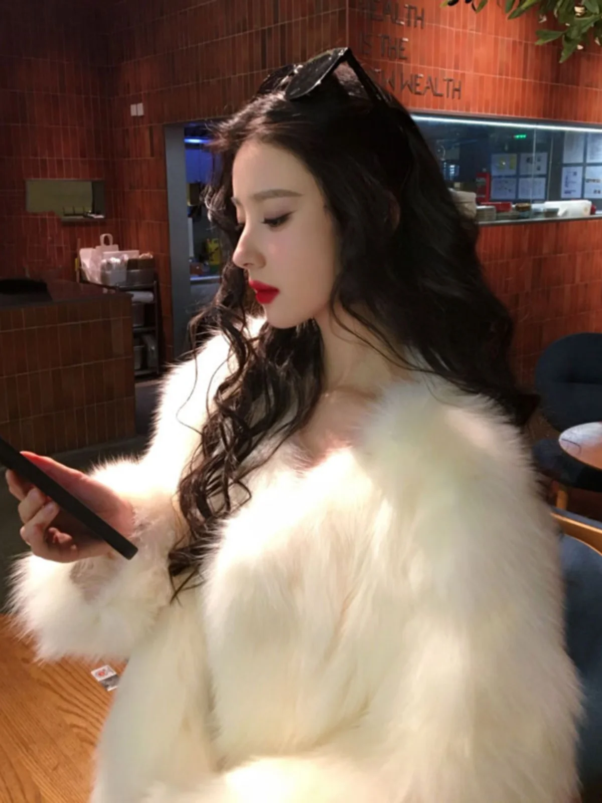 Elegant Fur Coat High-End Simulated Fur Integrated Skin Outerwear Rich Girl New Arrival 2026 V-Neck Long Sleeve
Elegant Fur Coat High-End Simulated Fur Integrated Skin Outerwear Rich Girl New Arrival 2026 V-Neck Long Sleeve