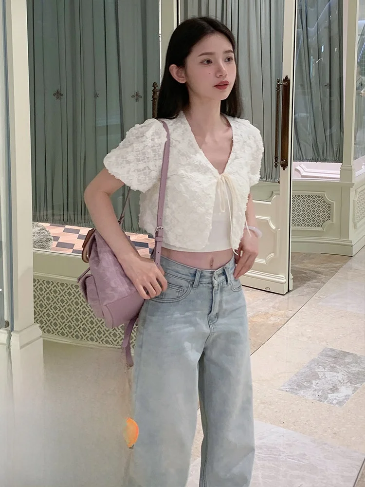 Elegant Short Sleeve Open Cardigan with Floral Embroidery Versatile Outerwear for Summer Season Straight Cut Bubble Sleeve De...
Elegant Short Sleeve Open Cardigan with Floral Embroidery Versatile Outerwear for Summer Season Straight Cut Bubble Sleeve De...