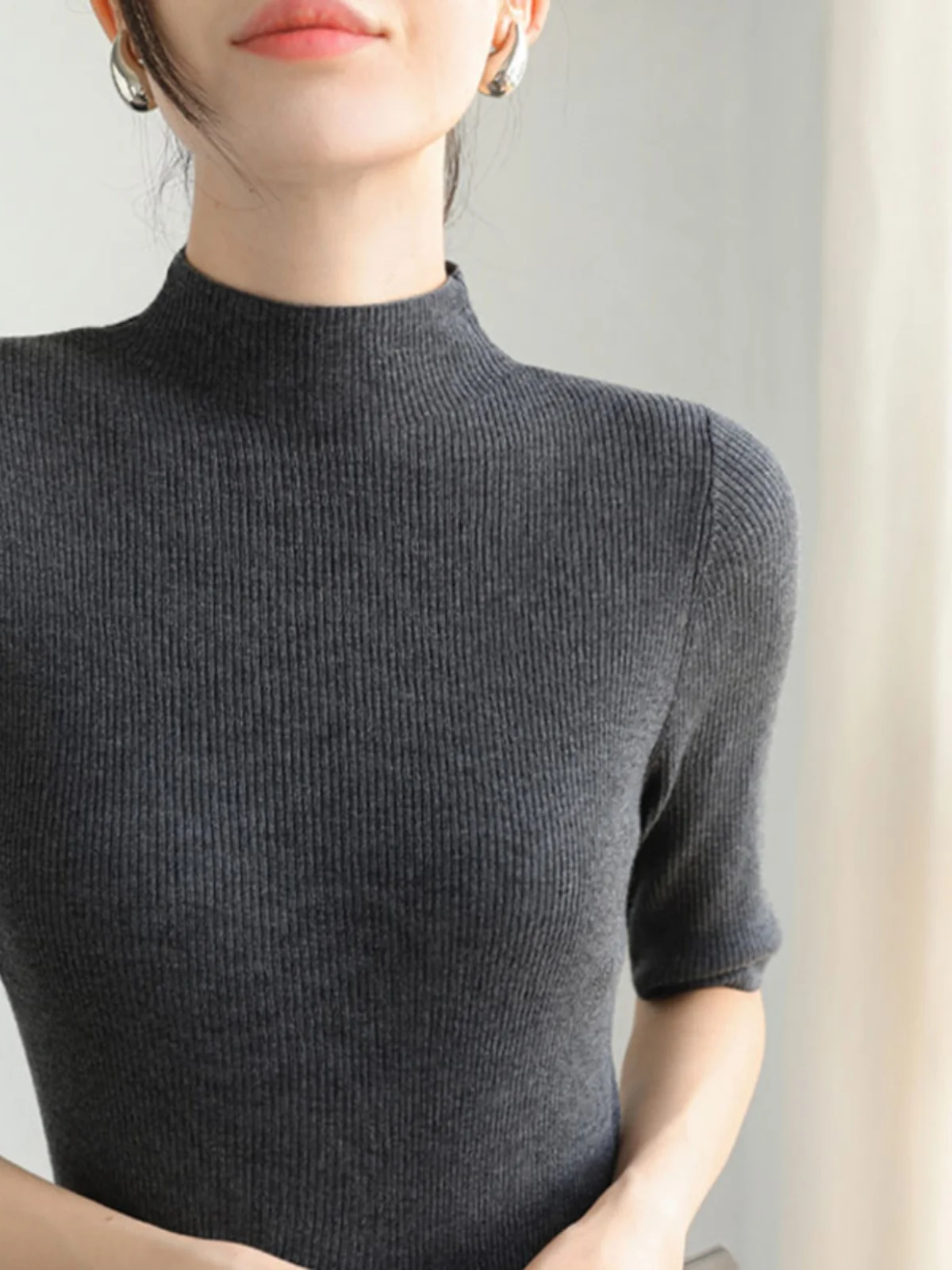 Gray Mid-Sleeve Slim Fit Knitted Sweater Women's Spring New Style Half High Collar Short Sleeve Base Shirt Korean Style Commute
Gray Mid-Sleeve Slim Fit Knitted Sweater Women's Spring New Style Half High Collar Short Sleeve Base Shirt Korean Style Commute