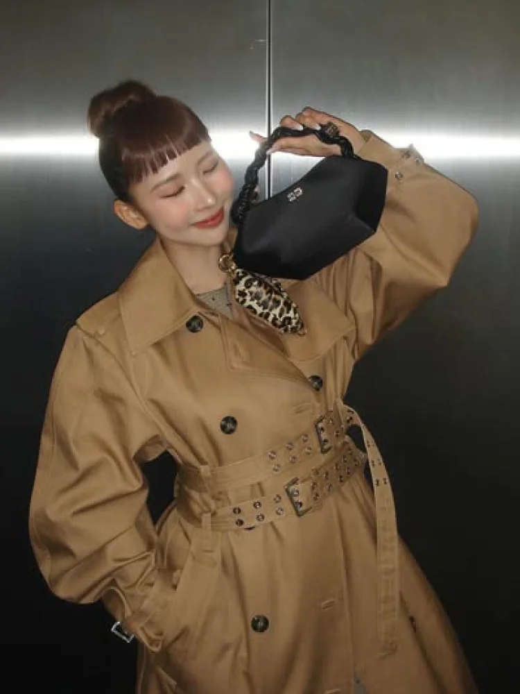 Vintage Long Sleeve Trench Coat Women Fashion Turn-down Collar Solid Double Breasted Jacket With Belt 2025 Autumn Windbreaker
Vintage Long Sleeve Trench Coat Women Fashion Turn-down Collar Solid Double Breasted Jacket With Belt 2025 Autumn Windbreaker