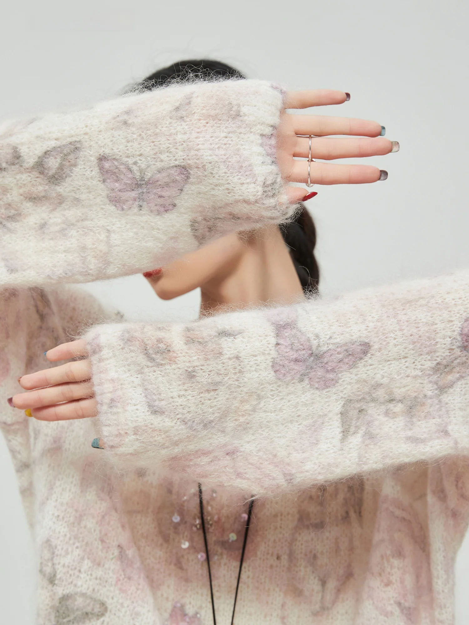 Женский вязаный свитер Ele Long Sve: мягкий, свободный, с круглым вырезом, тонкий, с цветочным принтом, повседневный, из полиэстера.
Женский вязаный свитер Ele Long Sve: мягкий, свободный, с круглым вырезом, тонкий, с цветочным принтом, повседневный, из полиэстера.