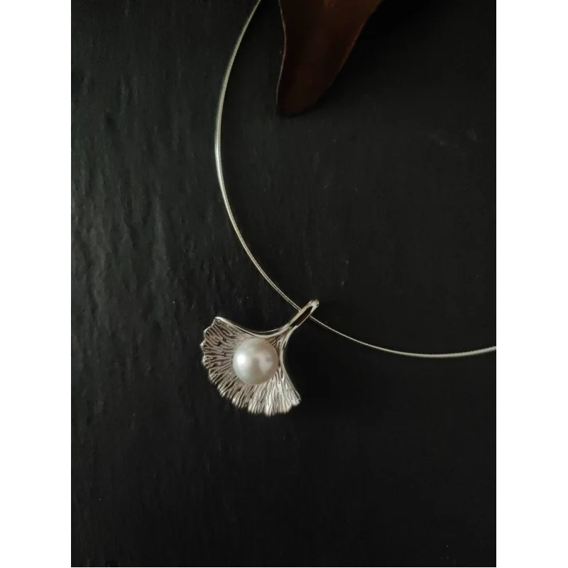Late Autumn - Ginkgo Leaf Pearl Choker in S925 Silver.
Late Autumn - Ginkgo Leaf Pearl Choker in S925 Silver.