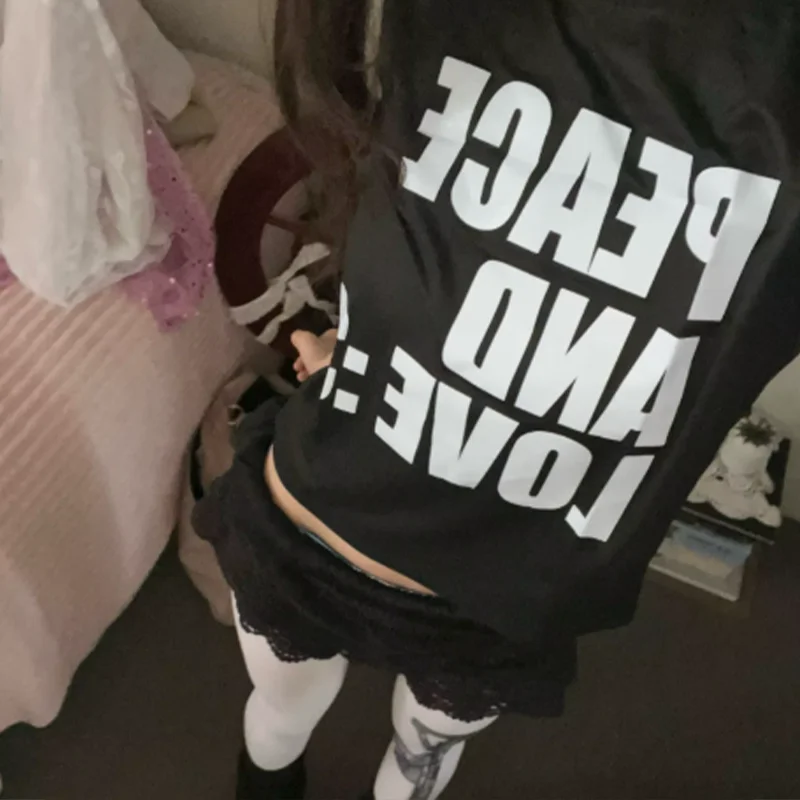 Emo girl Y2k style aesthetic streetwear women's T-shirt summer casual Gothic letter short sleeved 90s retro garbage T-shirt crop
Emo girl Y2k style aesthetic streetwear women's T-shirt summer casual Gothic letter short sleeved 90s retro garbage T-shirt crop