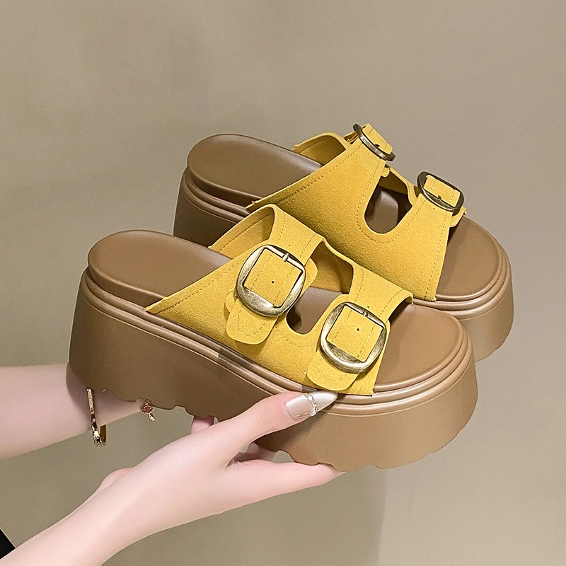 Женские тапочки с пряжкой и кристаллами 8,5 см, сандалии на платформе с флуоресцентным кожаным ремнем и стразами, летняя обувь для женщин, шлепанцы 2024
Женские тапочки с пряжкой и кристаллами 8,5 см, сандалии на платформе с флуоресцентным кожаным ремнем и стразами, летняя обувь для женщин, шлепанцы 2024