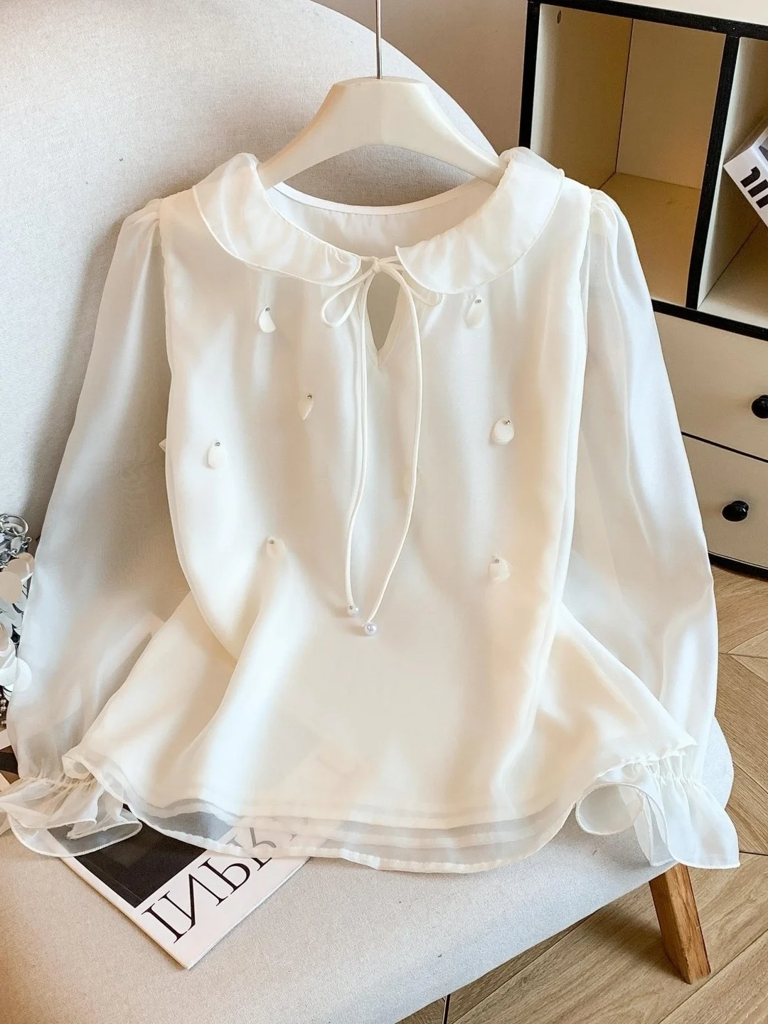 Elegant Lady Style Lace Trimmed Bowknot Chiffon Top Women Spring New Fashion Lantern Sleeve Slimming Personality Top
Elegant Lady Style Lace Trimmed Bowknot Chiffon Top Women Spring New Fashion Lantern Sleeve Slimming Personality Top