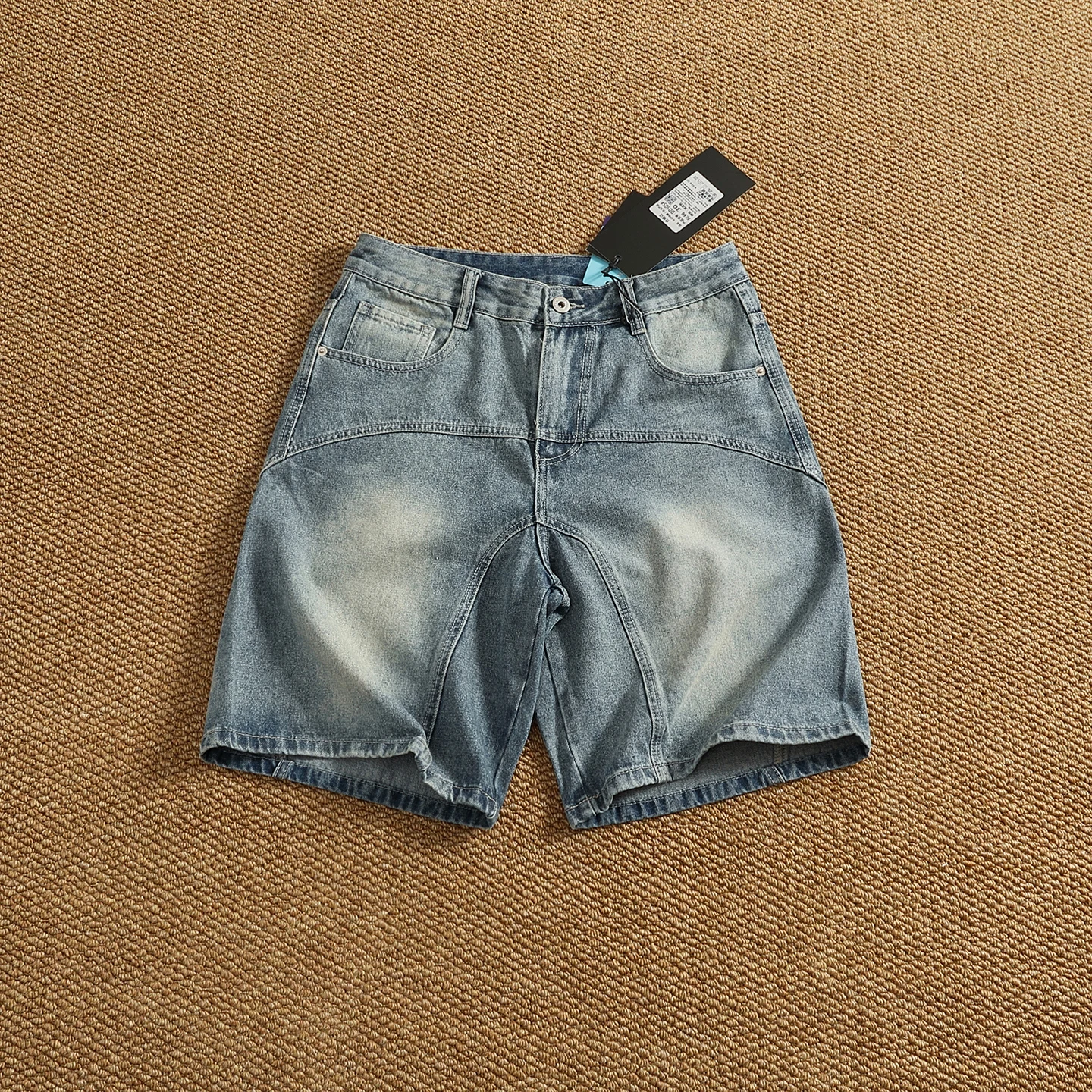 Loose straight jean shorts men's summer new style brushed white and washed old American mid-size pants five-point pants
Loose straight jean shorts men's summer new style brushed white and washed old American mid-size pants five-point pants