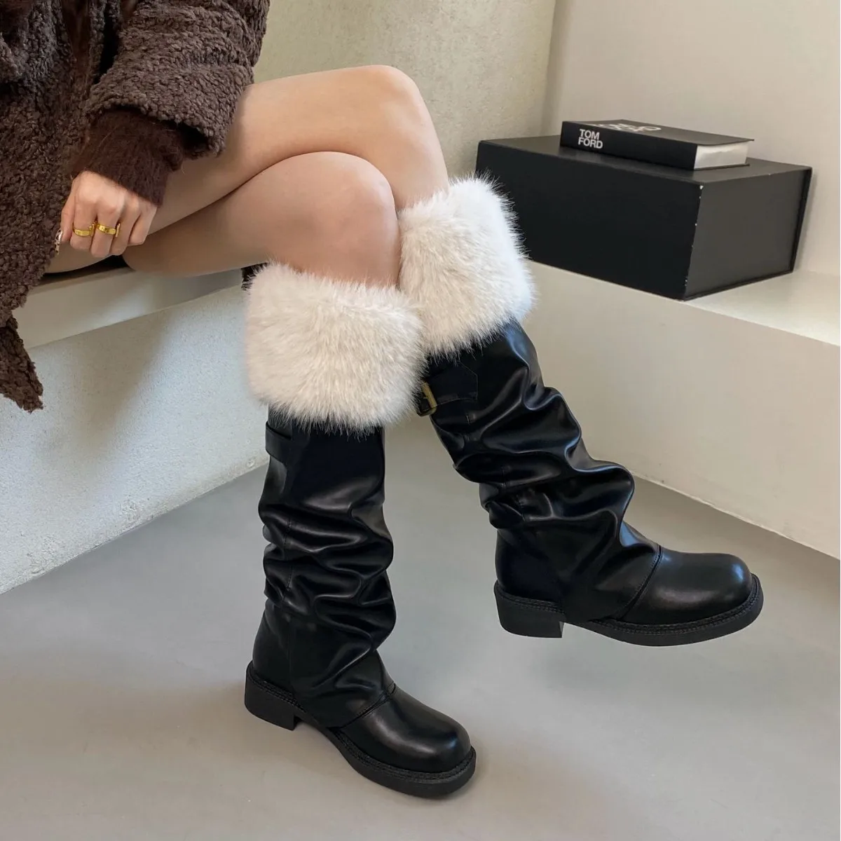 Lovely Faux Wool Thick Heel Knight Boots For Women Winter With Flush Pleated High Bootie Woman Retro Buckle Warm Snow Thigh boot
Lovely Faux Wool Thick Heel Knight Boots For Women Winter With Flush Pleated High Bootie Woman Retro Buckle Warm Snow Thigh boot