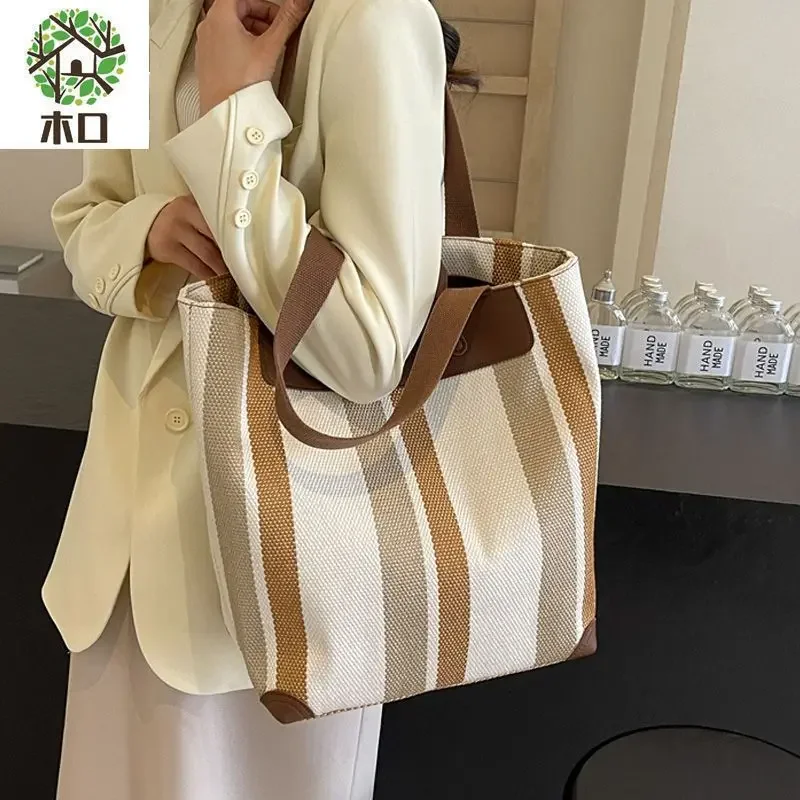 2025 New Wooden Mouth Fashion Large Capacity Female Striped Simple Canvas Bag Commuting Class Single Shoulder Leisure Handbag
2025 New Wooden Mouth Fashion Large Capacity Female Striped Simple Canvas Bag Commuting Class Single Shoulder Leisure Handbag