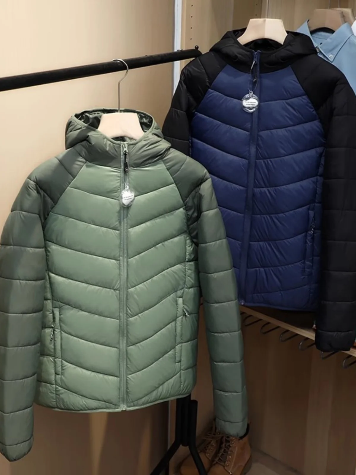 Мужская зимняя куртка для активного отдыха: легкая, ветрозащитная, водоотталкивающая, утепленная, с капюшоном, хлопковая, модная, городская, стильная, стандартная.
Мужская зимняя куртка для активного отдыха: легкая, ветрозащитная, водоотталкивающая, утепленная, с капюшоном, хлопковая, модная, городская, стильная, стандартная.