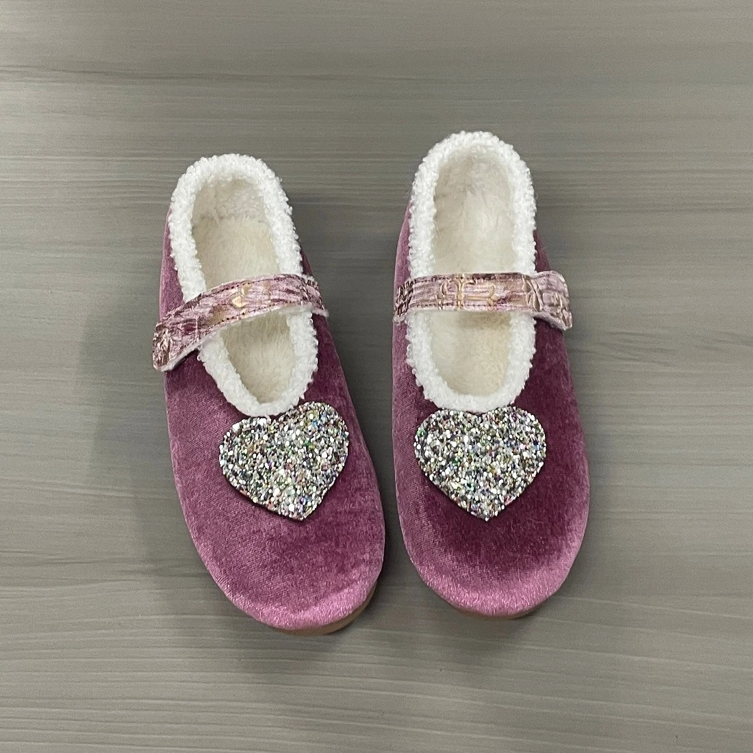 Xingliupi Fleece-lined Children's Princess Shoes Outdoor Dancing Performance Shoes Women's Shoes Velvet Plush Decoration Heart
Xingliupi Fleece-lined Children's Princess Shoes Outdoor Dancing Performance Shoes Women's Shoes Velvet Plush Decoration Heart