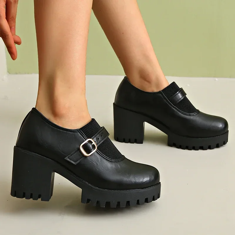 Новые ботильоны на массивной платформе, женские ботинки из искусственной кожи с пряжкой и декором, классические черные нескользящие ботинки большого размера
Новые ботильоны на массивной платформе, женские ботинки из искусственной кожи с пряжкой и декором, классические черные нескользящие ботинки большого размера