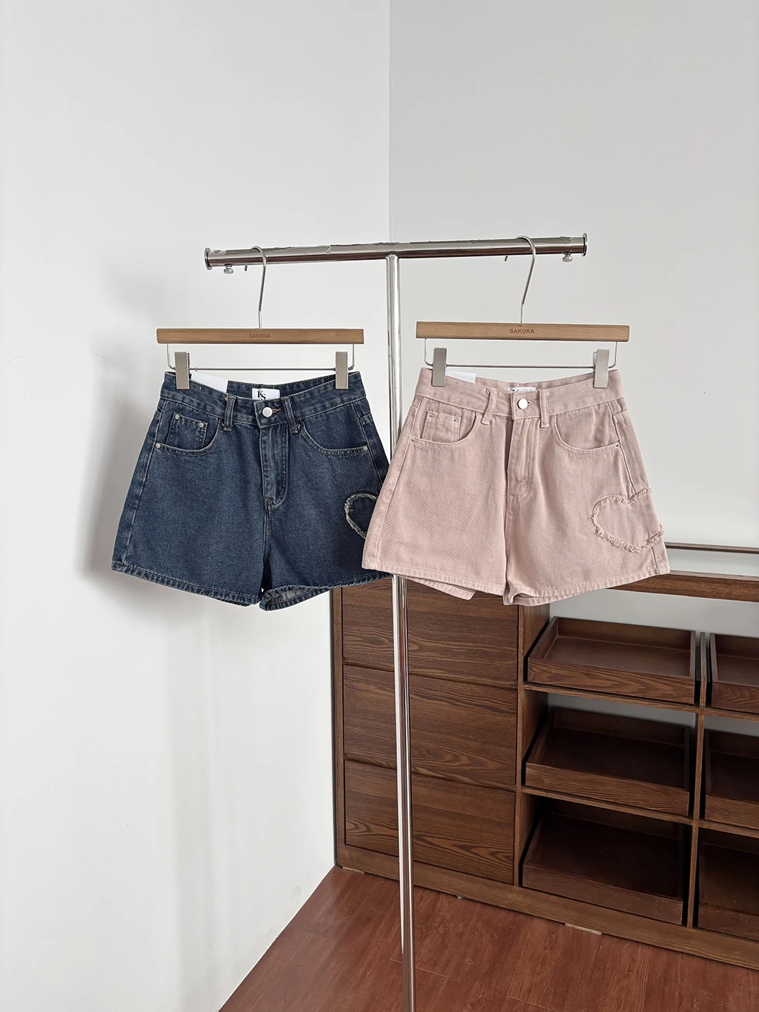 Summer 2026 High Waist Wide Leg Denim Shorts for Women Stylish Retro American Hot Girl Unique Slimming Jeans Pants
Summer 2026 High Waist Wide Leg Denim Shorts for Women Stylish Retro American Hot Girl Unique Slimming Jeans Pants