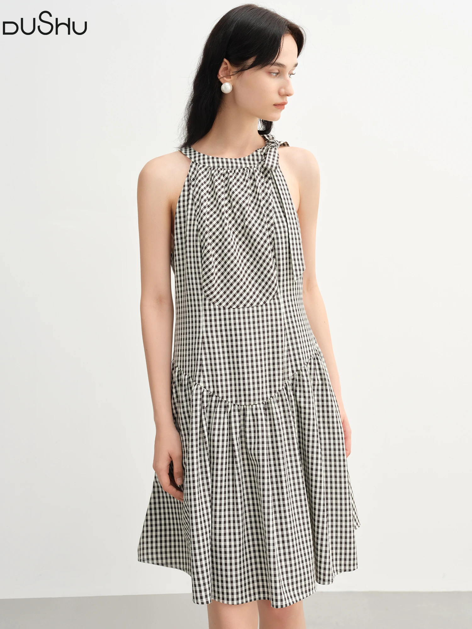 DUSHU Women Halter Neck Lace-up Plaid Dress 2025 Summer New Arrival Sweet Style Retro Halter Neck Casual Chic Dress 25DS82490
DUSHU Women Halter Neck Lace-up Plaid Dress 2025 Summer New Arrival Sweet Style Retro Halter Neck Casual Chic Dress 25DS82490