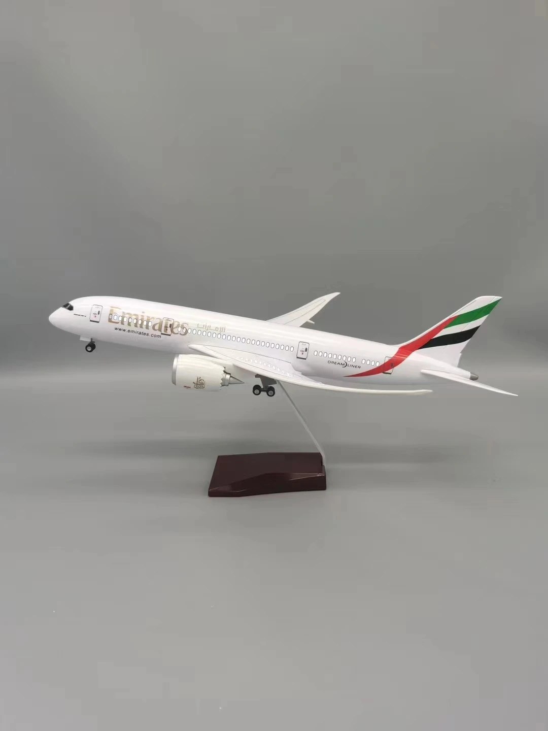 Souvenir Plane Toys 47CM Scale B787 Emirates Diecast Model Airways Resin Airplane With Light Toy Airline Decoration Collection
Souvenir Plane Toys 47CM Scale B787 Emirates Diecast Model Airways Resin Airplane With Light Toy Airline Decoration Collection