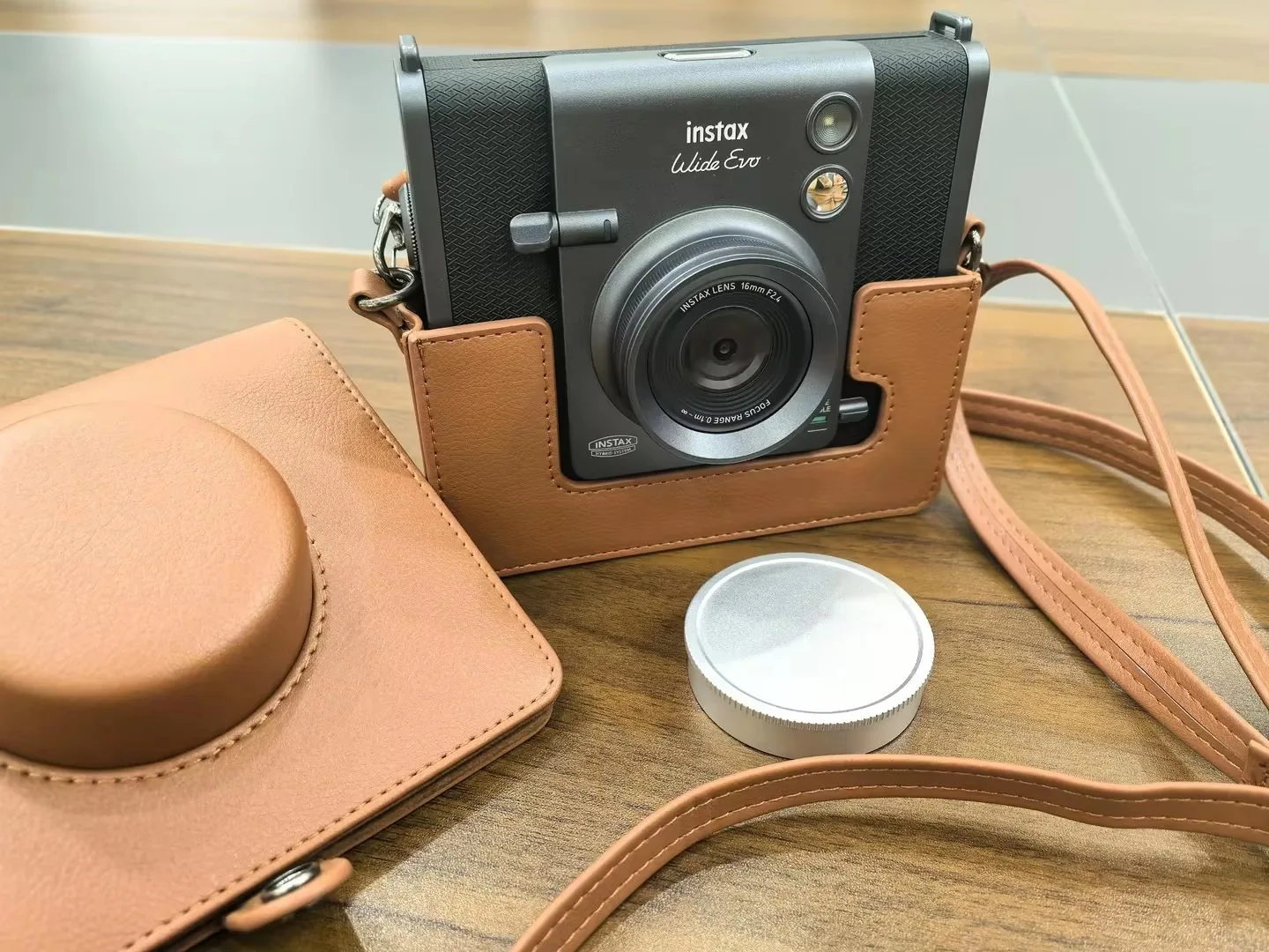 Винтажная сумка через плечо для Fujifilm Instax Wide EVO с алюминиевой крышкой для объектива, защитный корпус и регулируемый плечевой ремень
Винтажная сумка через плечо для Fujifilm Instax Wide EVO с алюминиевой крышкой для объектива, защитный корпус и регулируемый плечевой ремень