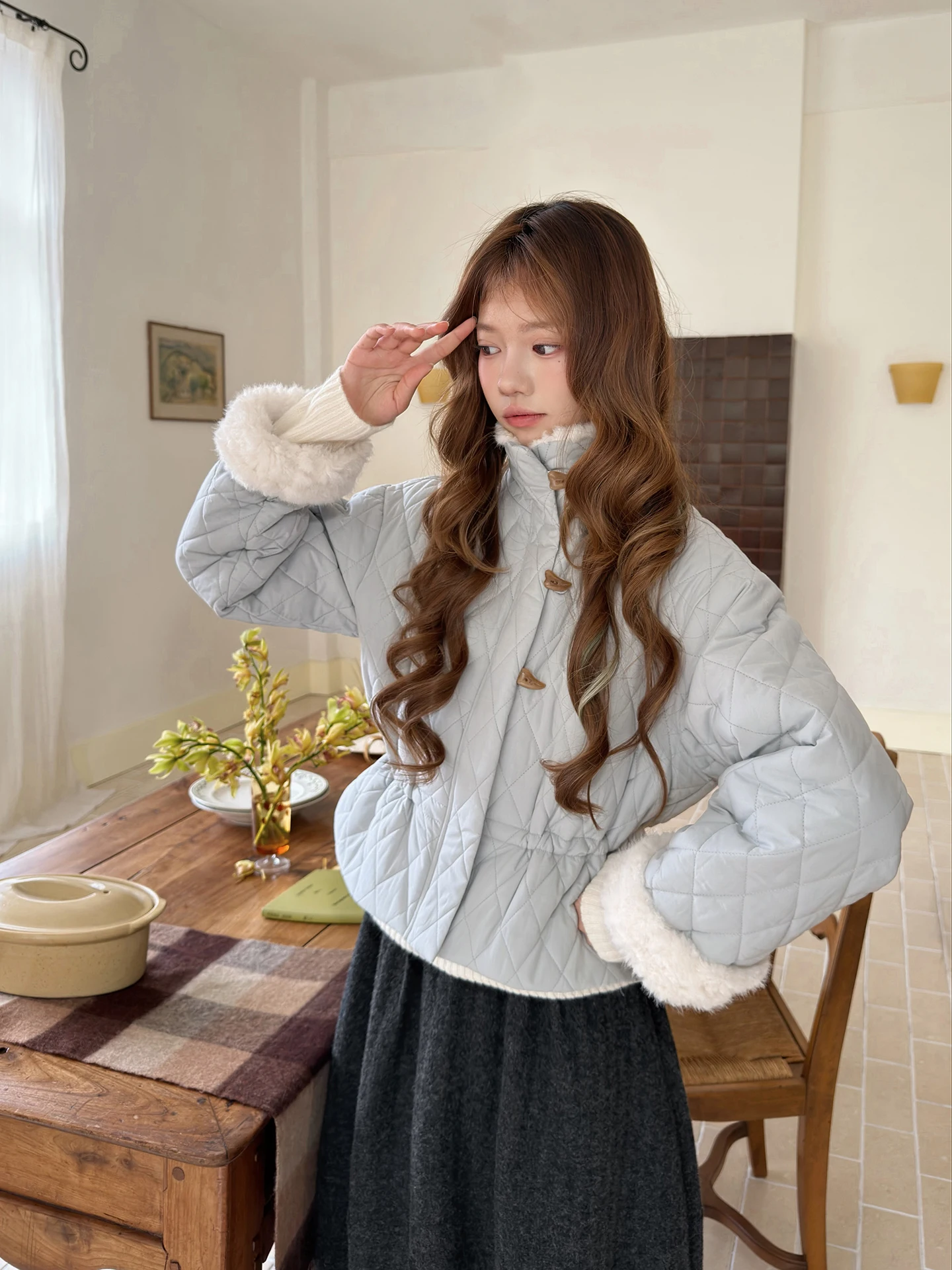 Пальто из хлопка Sweet Lolita в стиле «Sweet Lolita» синего цвета, с пышным наполнителем, с регулируемой талией, с отворотами на рукавах и пуговицами-клыками, цвета «Снежный туман»
Пальто из хлопка Sweet Lolita в стиле «Sweet Lolita» синего цвета, с пышным наполнителем, с регулируемой талией, с отворотами на рукавах и пуговицами-клыками, цвета «Снежный туман»