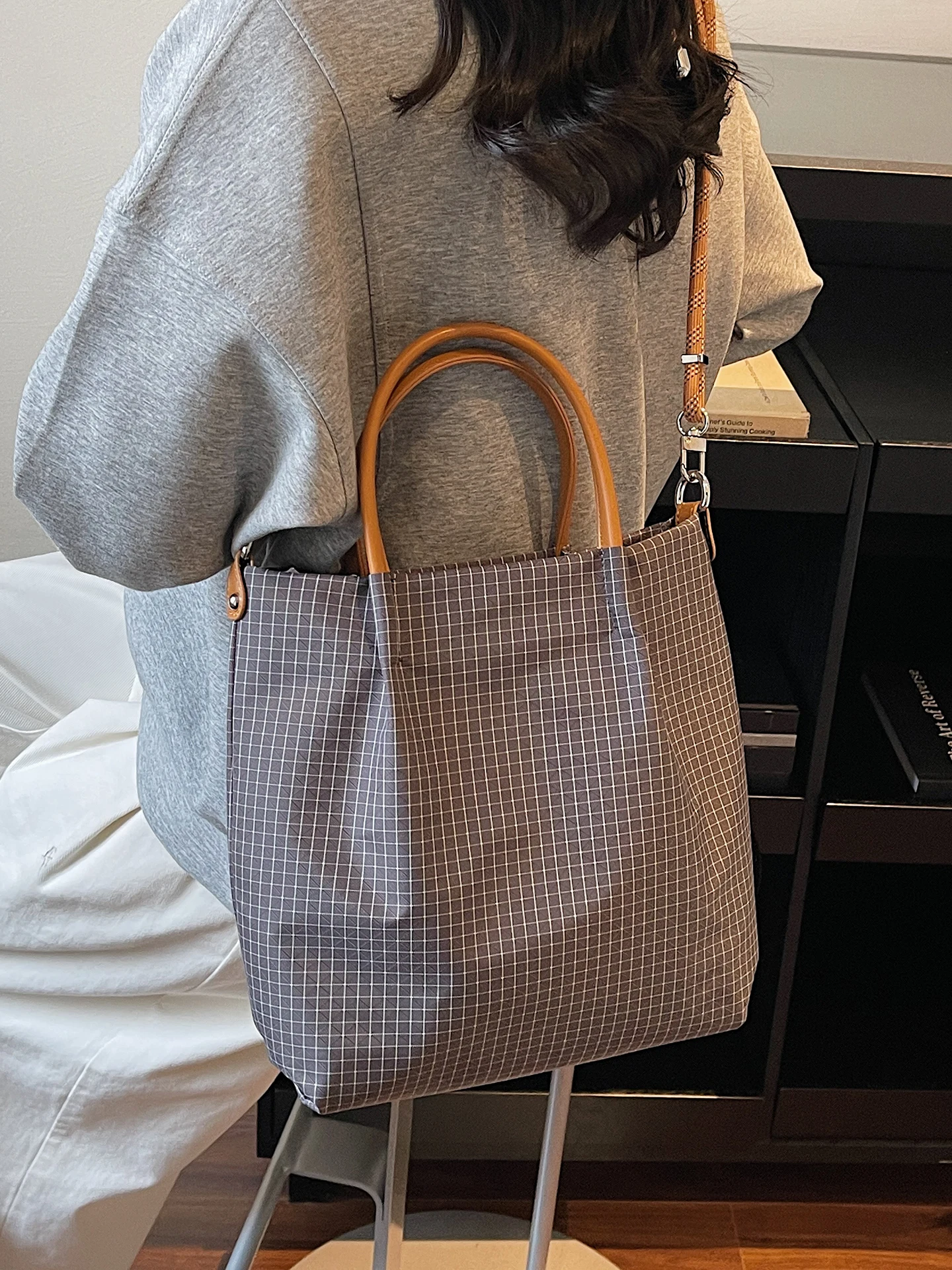 Trendy Large Capacity Plaid Nylon Women's Handbag Casual Commuter Crossbody Tote Bag Soft Oxford Cloth Strap Zipper Closure
Trendy Large Capacity Plaid Nylon Women's Handbag Casual Commuter Crossbody Tote Bag Soft Oxford Cloth Strap Zipper Closure