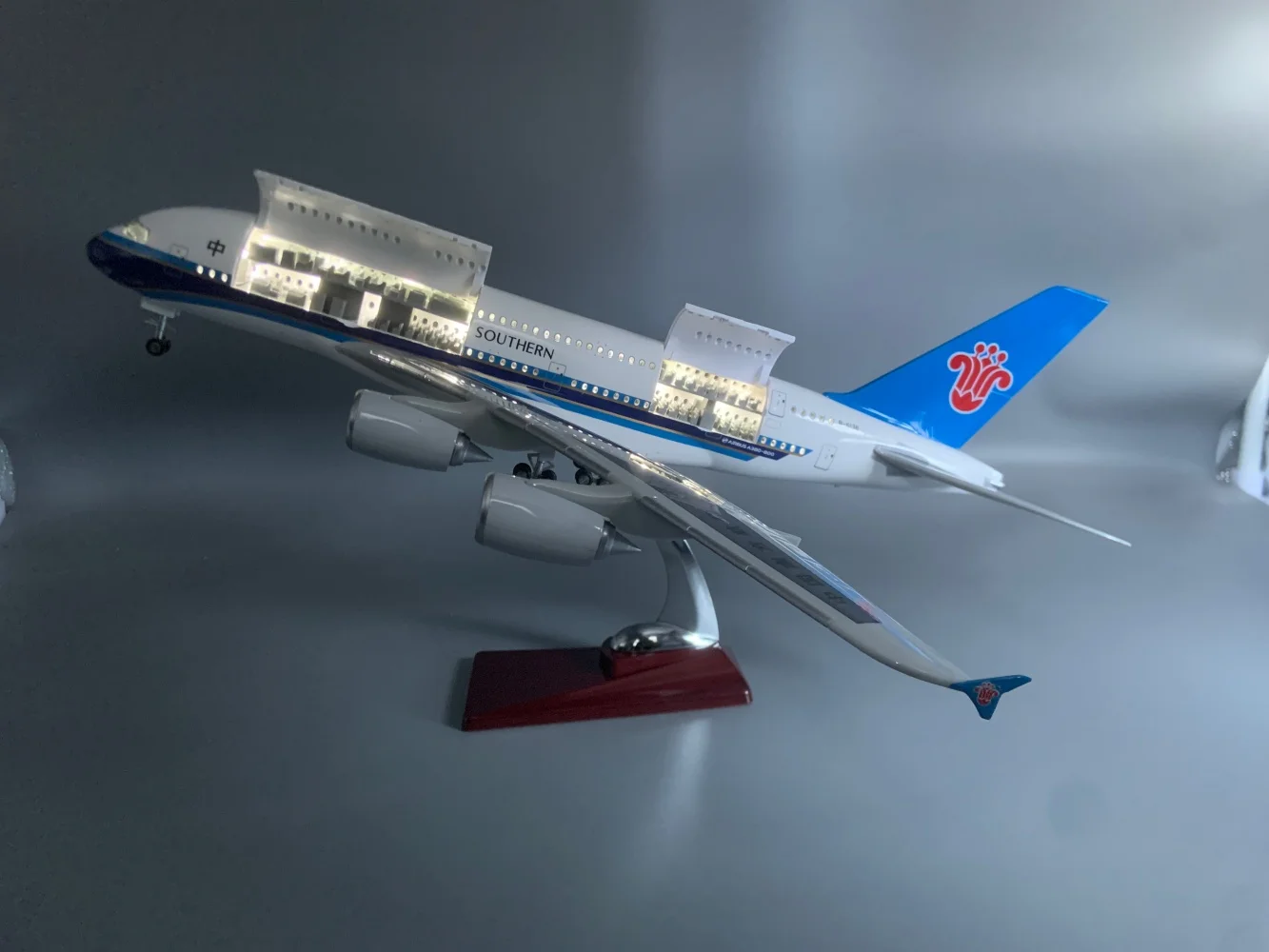 1:160 Scale Aircraft 47cm A380 China Southern Airways Resin Model Double Door Diecast Airplane With Lights Aviation Collection
1:160 Scale Aircraft 47cm A380 China Southern Airways Resin Model Double Door Diecast Airplane With Lights Aviation Collection