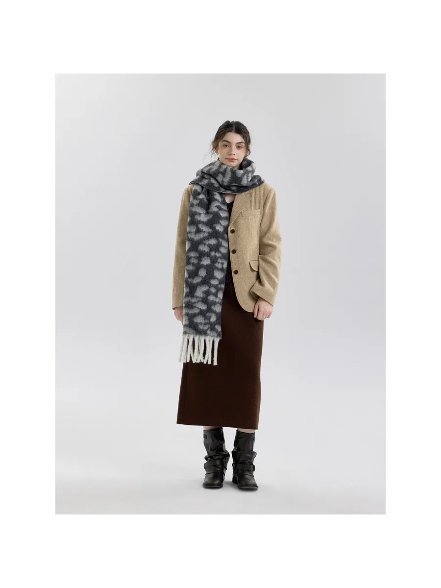 Fashionable retro leopard print atmosphere-enhancing fringed scarf for both men and women, a warm and cozy neck warmer
Fashionable retro leopard print atmosphere-enhancing fringed scarf for both men and women, a warm and cozy neck warmer