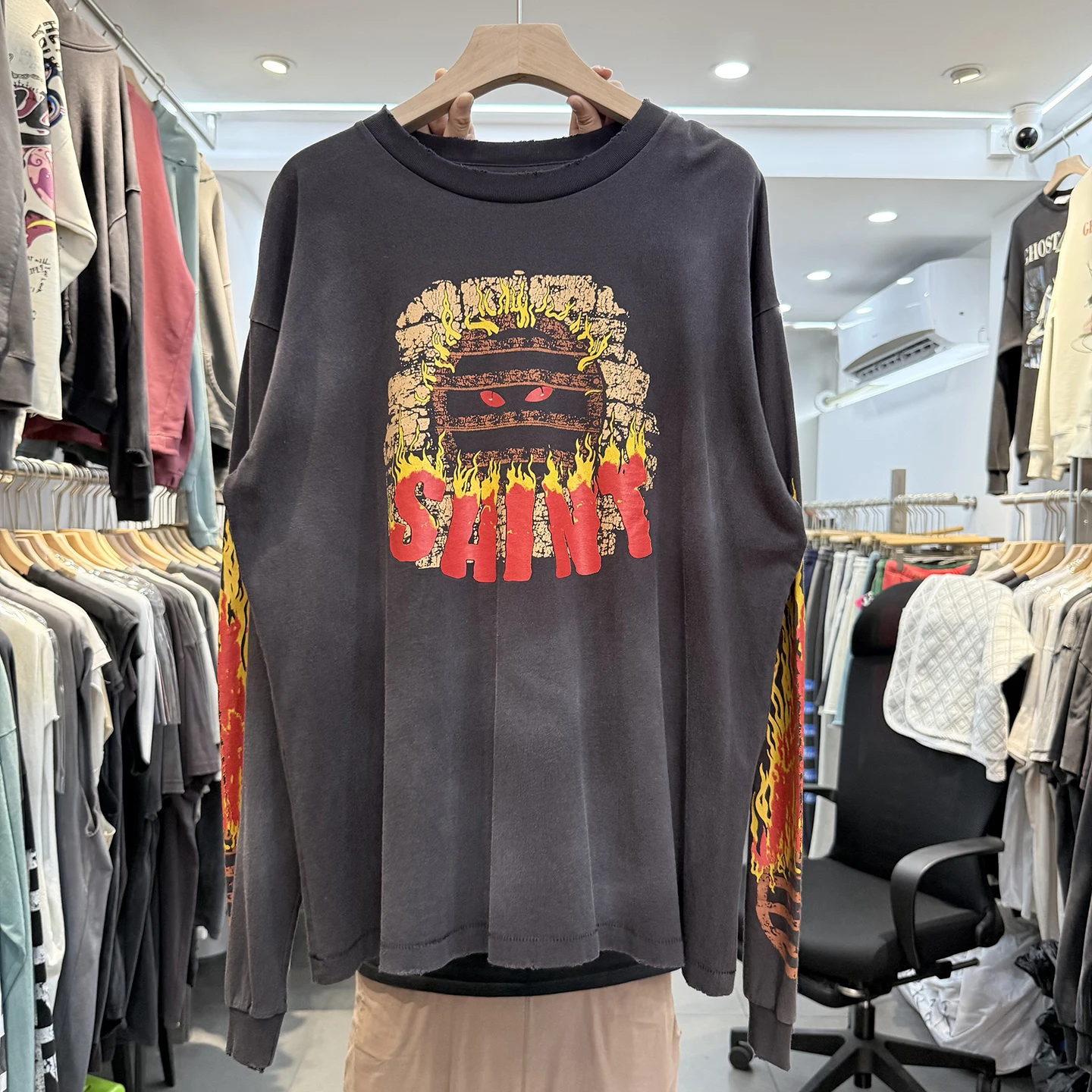 Retro Double Sve Flame Letter Print High Street Loose Casual ex Worn round Ne Long Sve Top for Men And Women
Retro Double Sve Flame Letter Print High Street Loose Casual ex Worn round Ne Long Sve Top for Men And Women