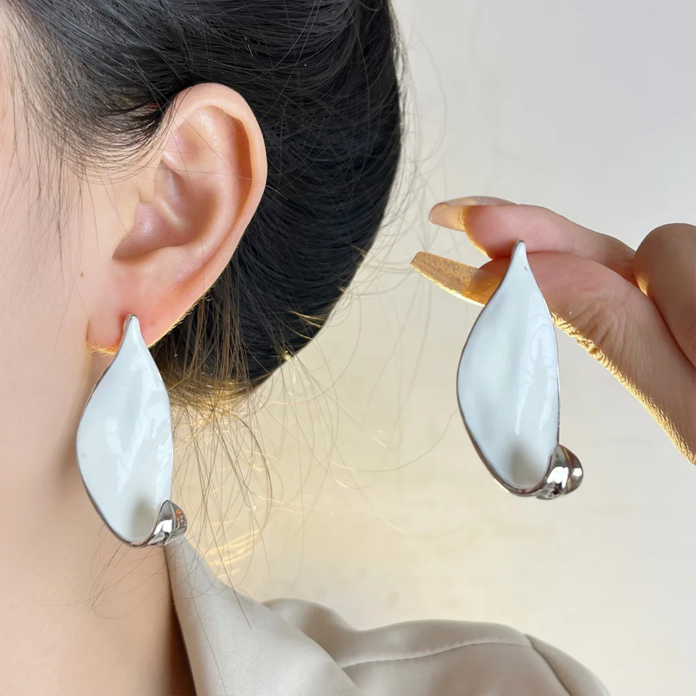 New Chinese Style White Enamel Leaf Earrings for Women Luxury Small Crowd Fashionable Exaggerated Ear Pins Jewelry
New Chinese Style White Enamel Leaf Earrings for Women Luxury Small Crowd Fashionable Exaggerated Ear Pins Jewelry