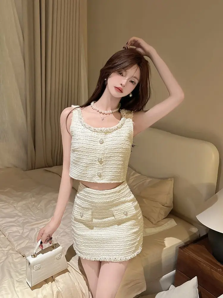 Summer temperament small fragrant style diamond inlaid pearl edge short vest high waist half skirt stylish two-piece set
Summer temperament small fragrant style diamond inlaid pearl edge short vest high waist half skirt stylish two-piece set