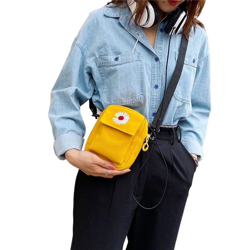 Korean version of the small daisy bag mini crossbody bag canvas 2025 new small fresh simple ins hundred shoulder cell phone bag
Korean version of the small daisy bag mini crossbody bag canvas 2025 new small fresh simple ins hundred shoulder cell phone bag