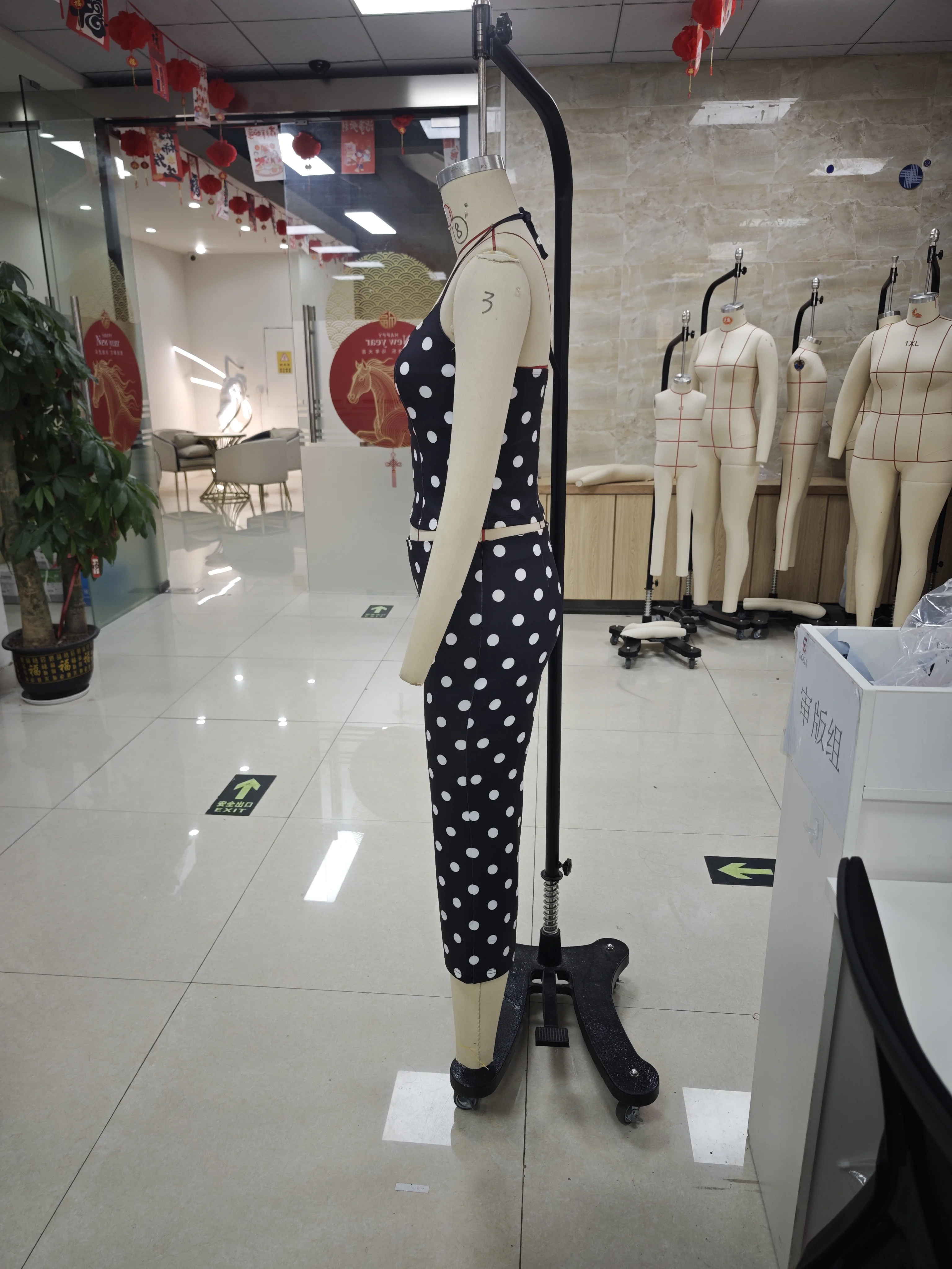 Women 2 Piece Outfits Sets Sleeveless Halter Neck Tank Tops and Cropped Trousers Pants Set for Party Club Black White Dot Print
Women 2 Piece Outfits Sets Sleeveless Halter Neck Tank Tops and Cropped Trousers Pants Set for Party Club Black White Dot Print