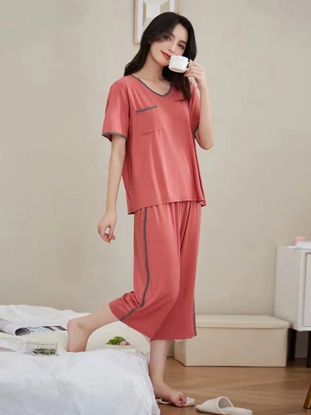 Casual V-Neck Short Sleeve Shirt And Seven-Quarter Pants Sleepwear Set plus Size Women's Clothing Comfortable Home Wear
Casual V-Neck Short Sleeve Shirt And Seven-Quarter Pants Sleepwear Set plus Size Women's Clothing Comfortable Home Wear