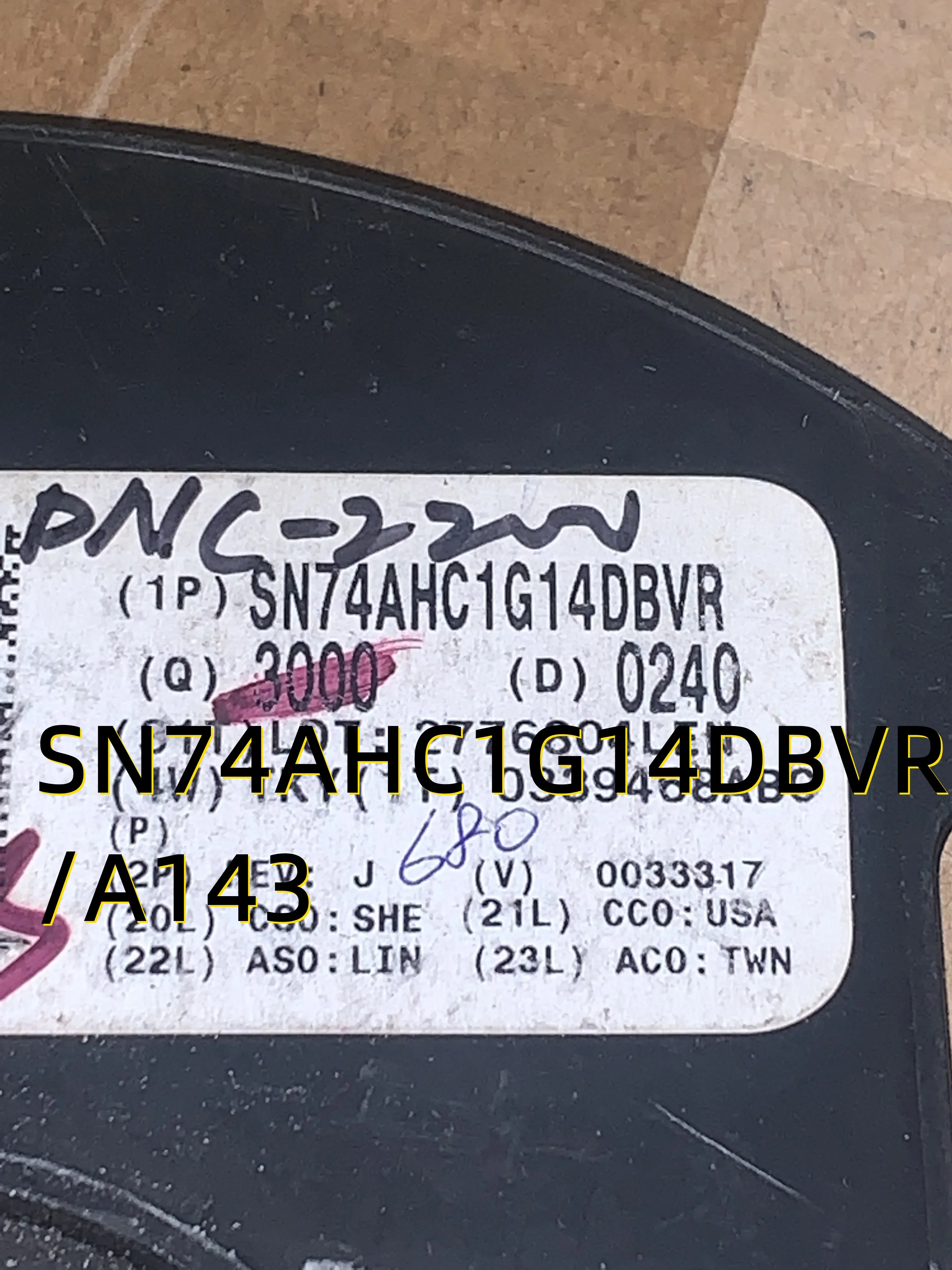 Совершенно новый оригинальный комплект из 10 шт. SN74AHC1G14DBVR /A143
Совершенно новый оригинальный комплект из 10 шт. SN74AHC1G14DBVR /A143