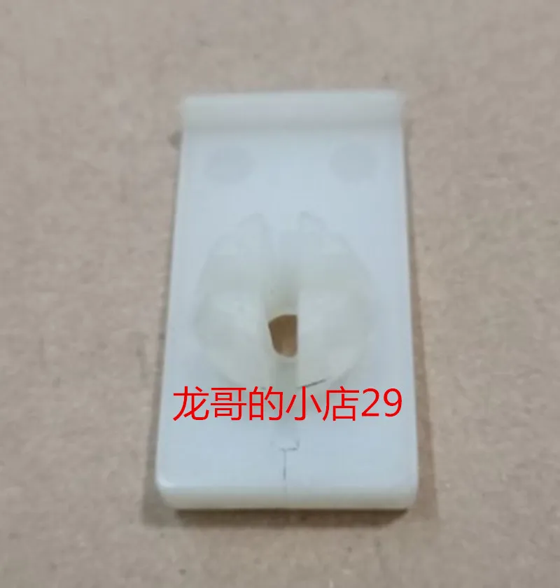 1pc For peugeot 307 206 207 citroen c2 triomphe c-quatre door glass fixing clips clasps 
1pc For peugeot 307 206 207 citroen c2 triomphe c-quatre door glass fixing clips clasps