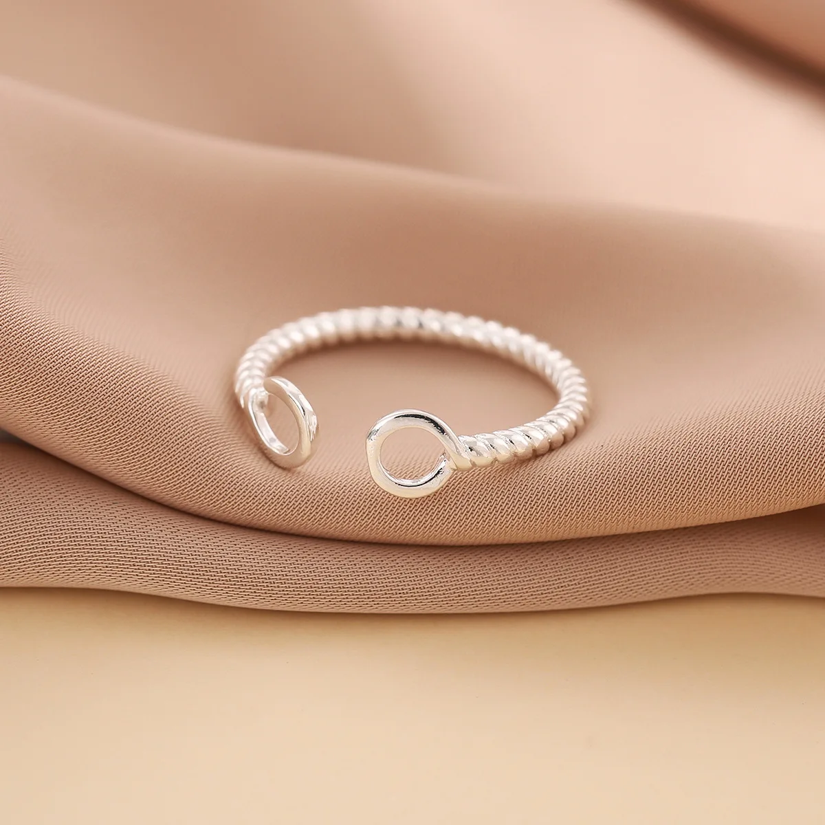 Новые модные ювелирные изделия из стерлингового серебра 925 пробы, неаллергенные, с простым узором, витые открывающиеся кольца R022
Новые модные ювелирные изделия из стерлингового серебра 925 пробы, неаллергенные, с простым узором, витые открывающиеся кольца R022