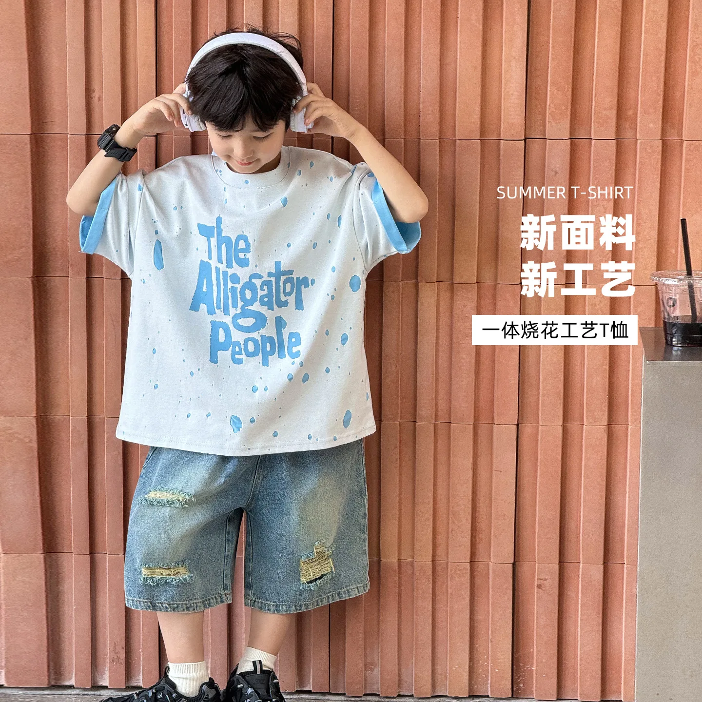 2025 Boys' summer new woven inside children's clothing fashion holes burned alphabet printed children's short-sleeved T-shirt
2025 Boys' summer new woven inside children's clothing fashion holes burned alphabet printed children's short-sleeved T-shirt