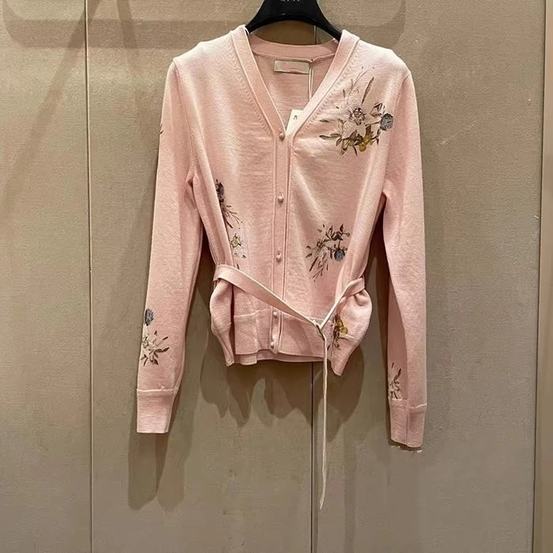 Soft Lightweight Floral Print V-Ne Long Sve Knitted Cardigan Korean Sle Premium Feel Commute Faion Spring Season
Soft Lightweight Floral Print V-Ne Long Sve Knitted Cardigan Korean Sle Premium Feel Commute Faion Spring Season