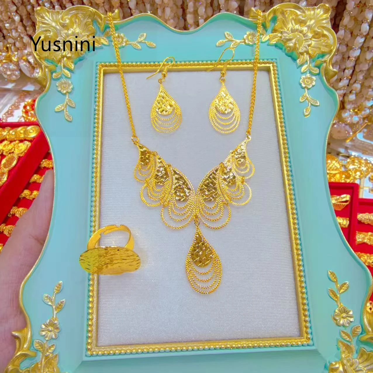 New Dubai Fashion High-end 24K Gold Plated Necklace Earrings Ring Exquisite Engagement Party Jewelry Set for Beloved
New Dubai Fashion High-end 24K Gold Plated Necklace Earrings Ring Exquisite Engagement Party Jewelry Set for Beloved