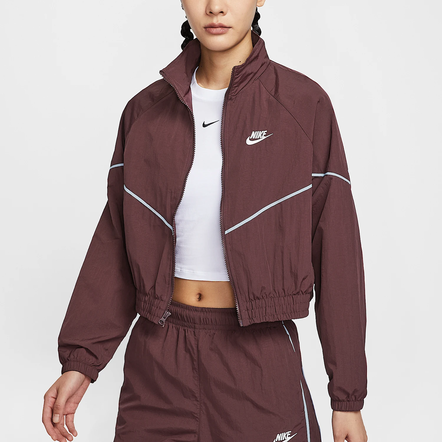 Оригинальная женская спортивная куртка Nike с воротником-стойкой IM8028-652
Оригинальная женская спортивная куртка Nike с воротником-стойкой IM8028-652