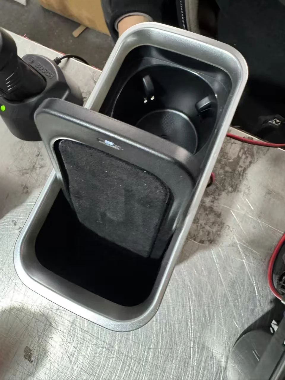 Adjustable Angle Wireless Charging Phone Holder Wireless Charger with Cup Holder for Mercedes Vito v Class Sprinter Hiace Mpv
Adjustable Angle Wireless Charging Phone Holder Wireless Charger with Cup Holder for Mercedes Vito v Class Sprinter Hiace Mpv